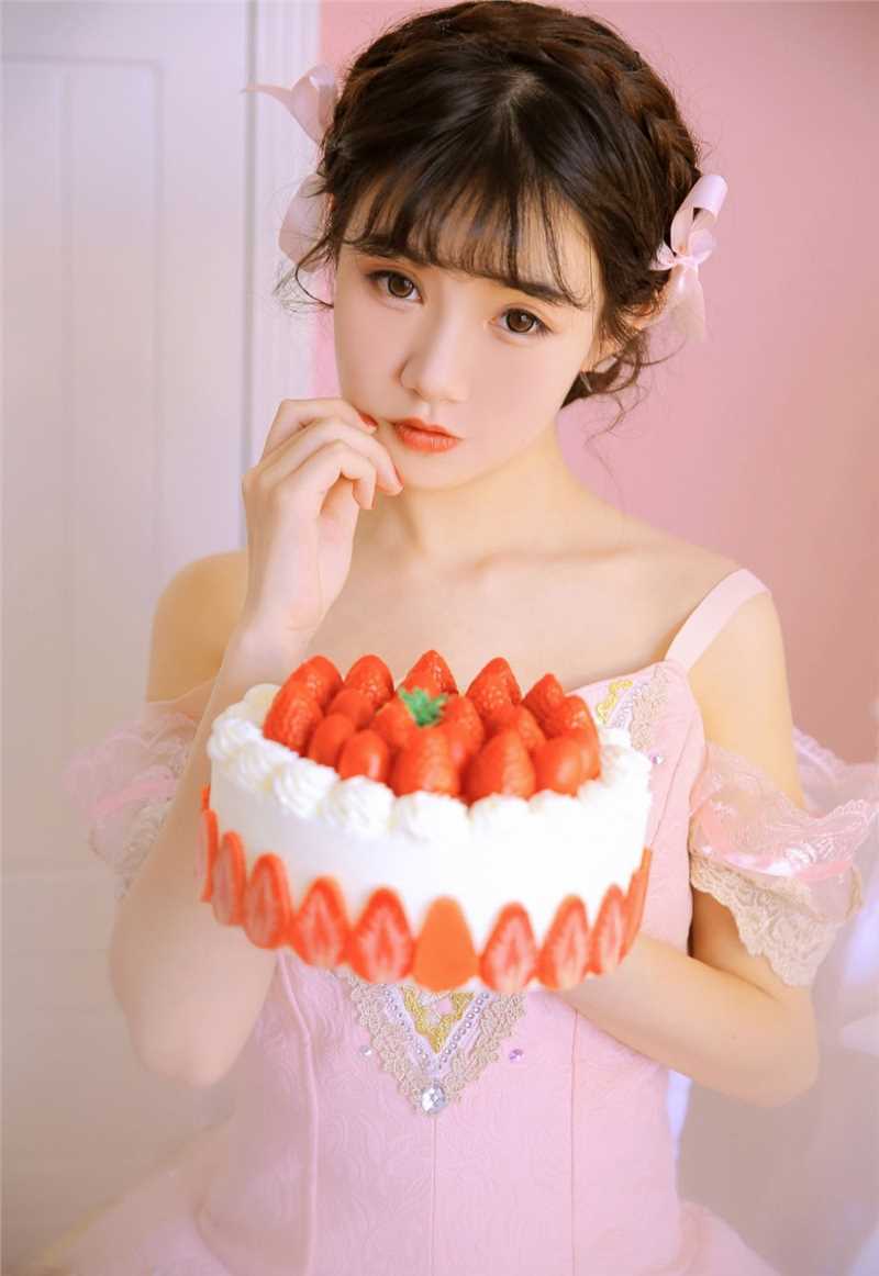 最新甜美女孩低胸深沟福利人体艺术性感丰韵图片图集