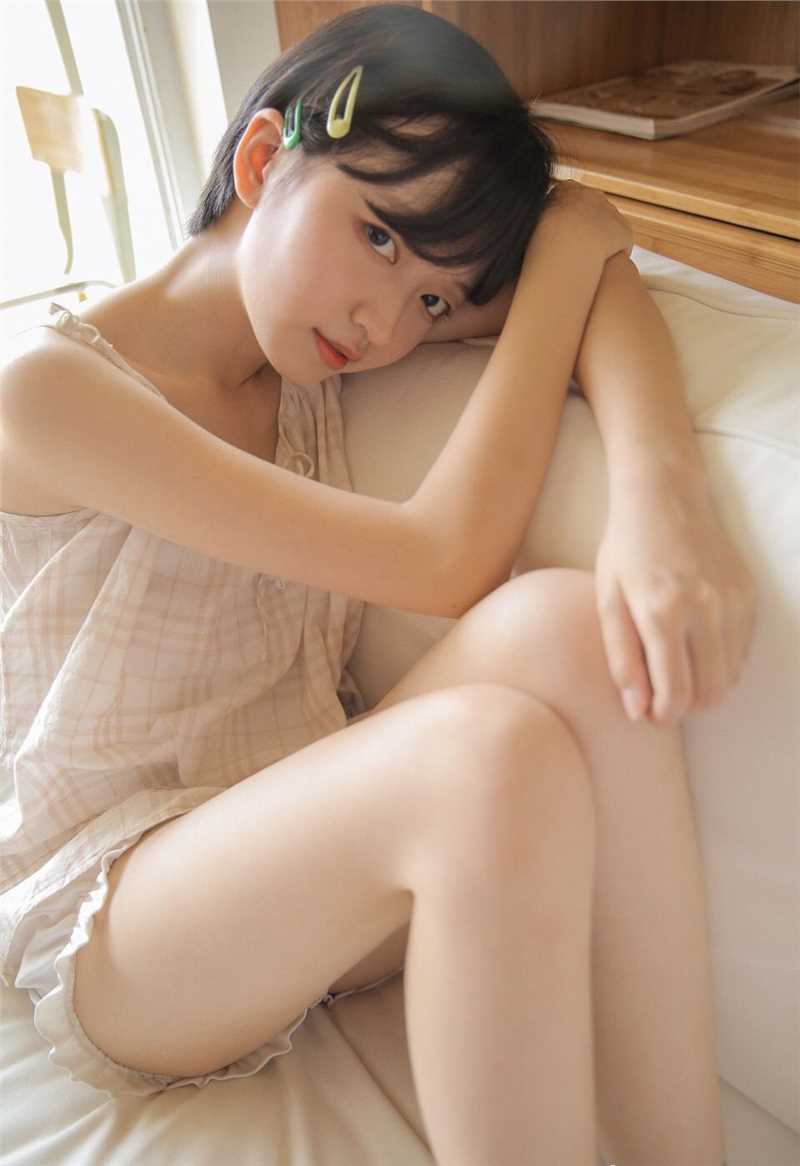 最新甜美女孩低胸深沟福利人体艺术性感丰韵图片图集