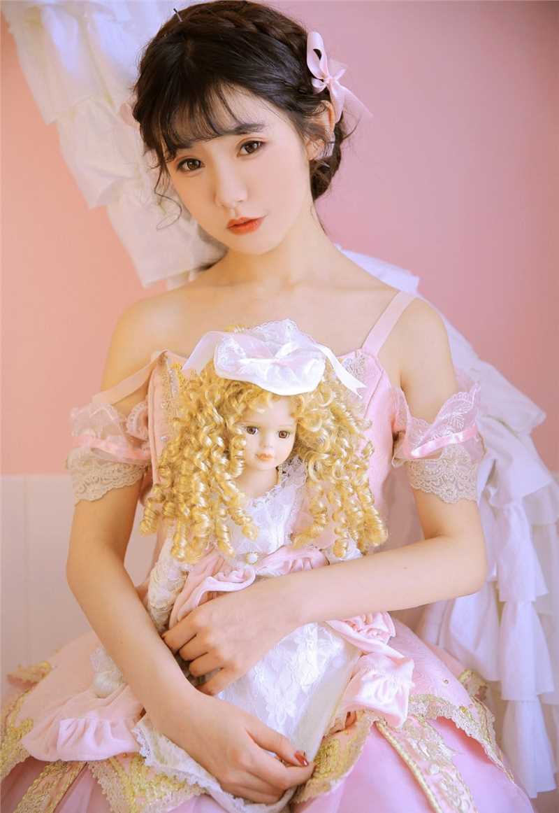 最新甜美女孩低胸深沟福利人体艺术性感丰韵图片图集