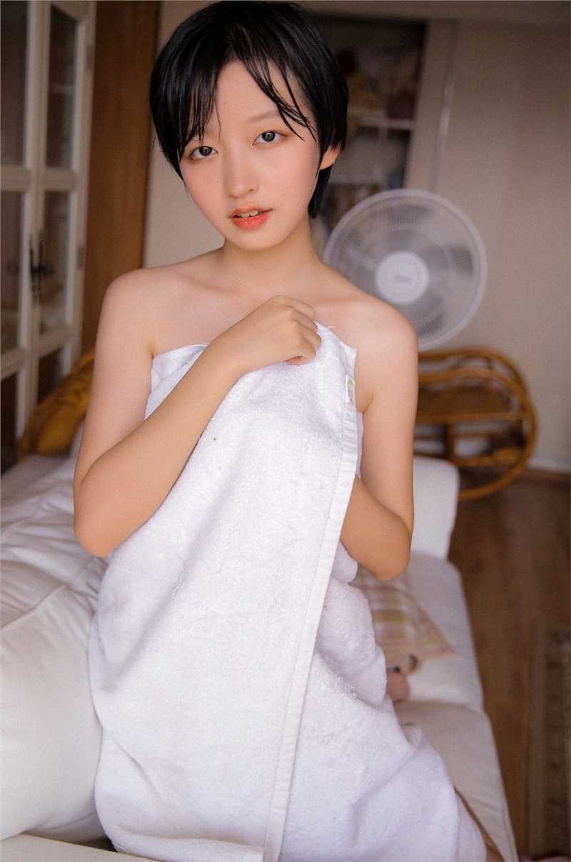 最新甜美女孩低胸深沟福利人体艺术性感丰韵图片图集