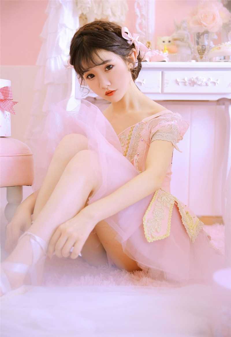 最新甜美女孩低胸深沟福利人体艺术性感丰韵图片图集