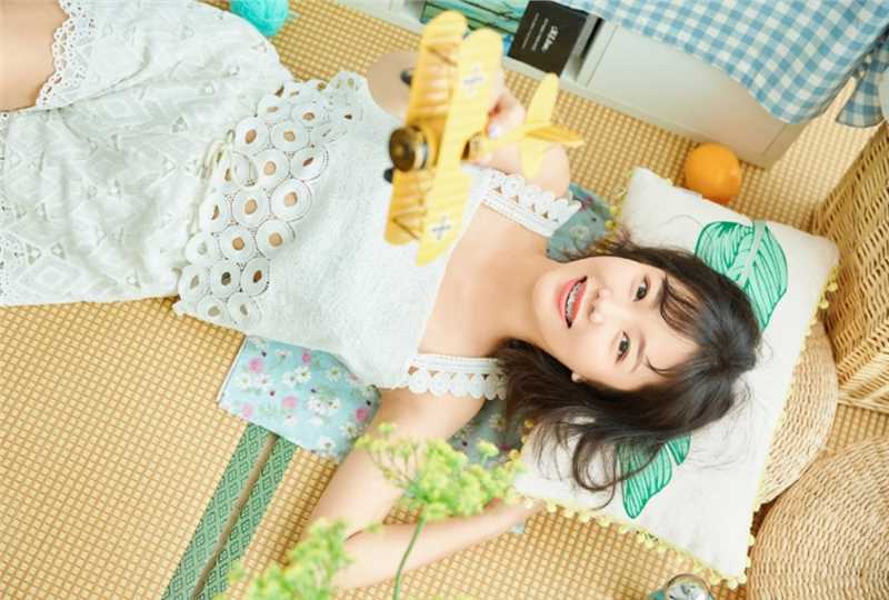 特别专辑甜美女孩短发吊带裙诱人白嫩玉足写真图片