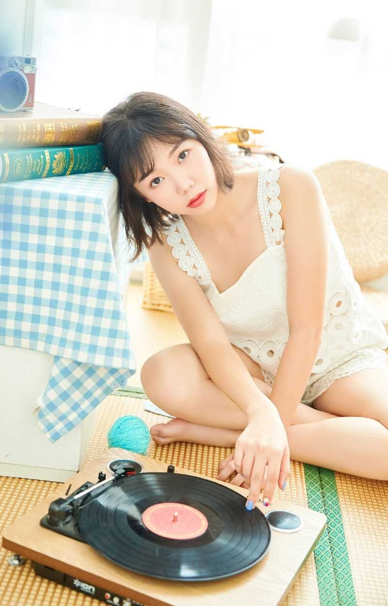 特别专辑甜美女孩短发吊带裙诱人白嫩玉足写真图片