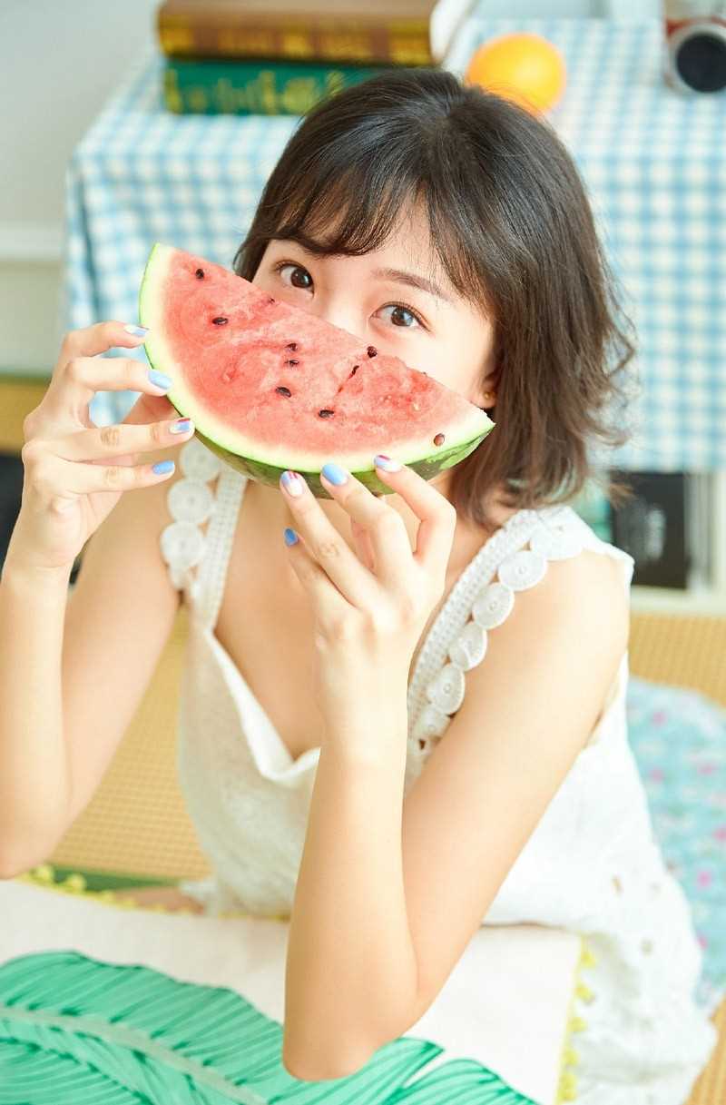 特别专辑甜美女孩短发吊带裙诱人白嫩玉足写真图片