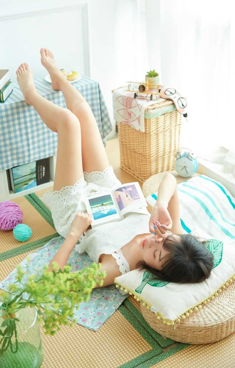 特别专辑甜美女孩短发吊带裙诱人白嫩玉足写真图片