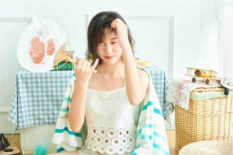 特别专辑甜美女孩短发吊带裙诱人白嫩玉足写真图片