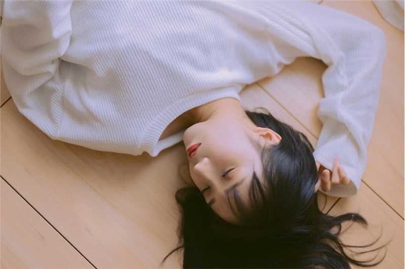 最新90后少女真空无内惹火惊艳甜美女孩壁纸