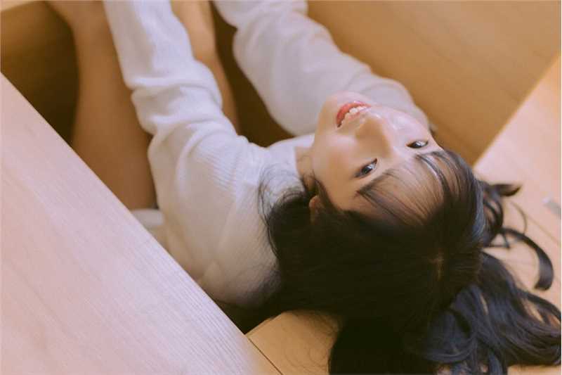 最新90后少女真空无内惹火惊艳甜美女孩壁纸