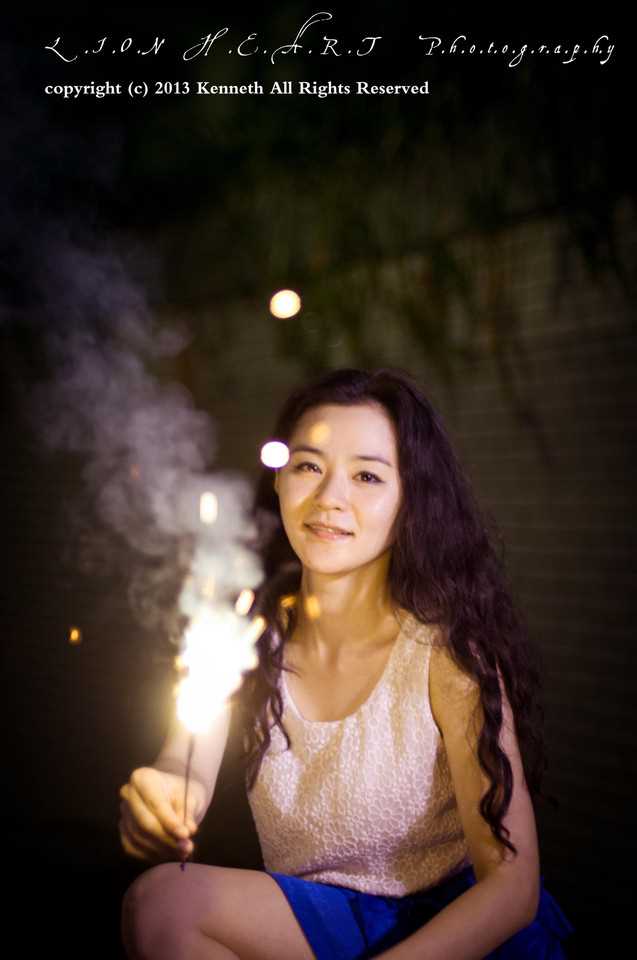 最新气质美女玩烟花笑容甜美惹人爱图集