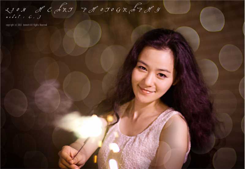 最新气质美女玩烟花笑容甜美惹人爱图集