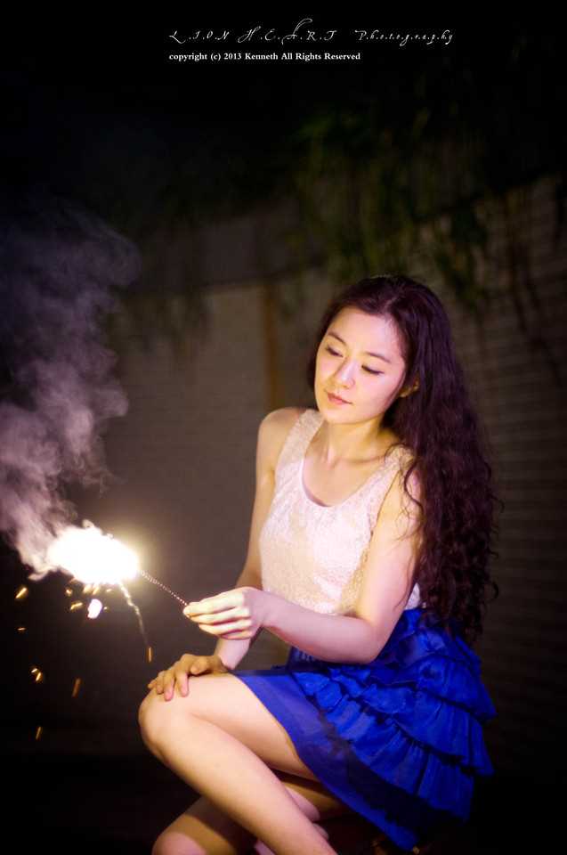 最新气质美女玩烟花笑容甜美惹人爱图集