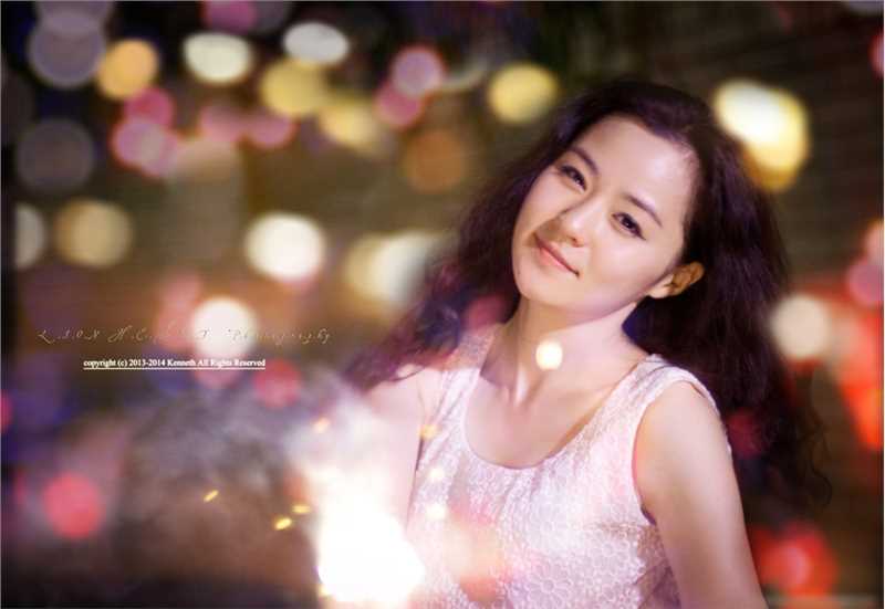 最新气质美女玩烟花笑容甜美惹人爱图集