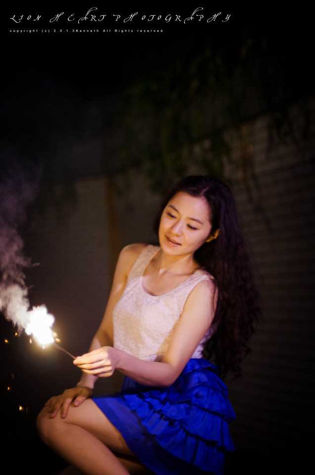 最新气质美女玩烟花笑容甜美惹人爱图集