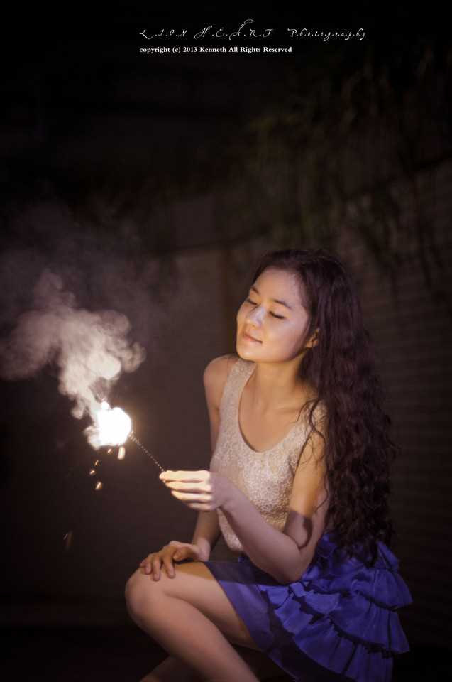 最新气质美女玩烟花笑容甜美惹人爱图集