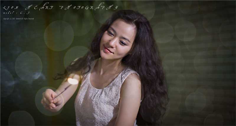 最新气质美女玩烟花笑容甜美惹人爱图集