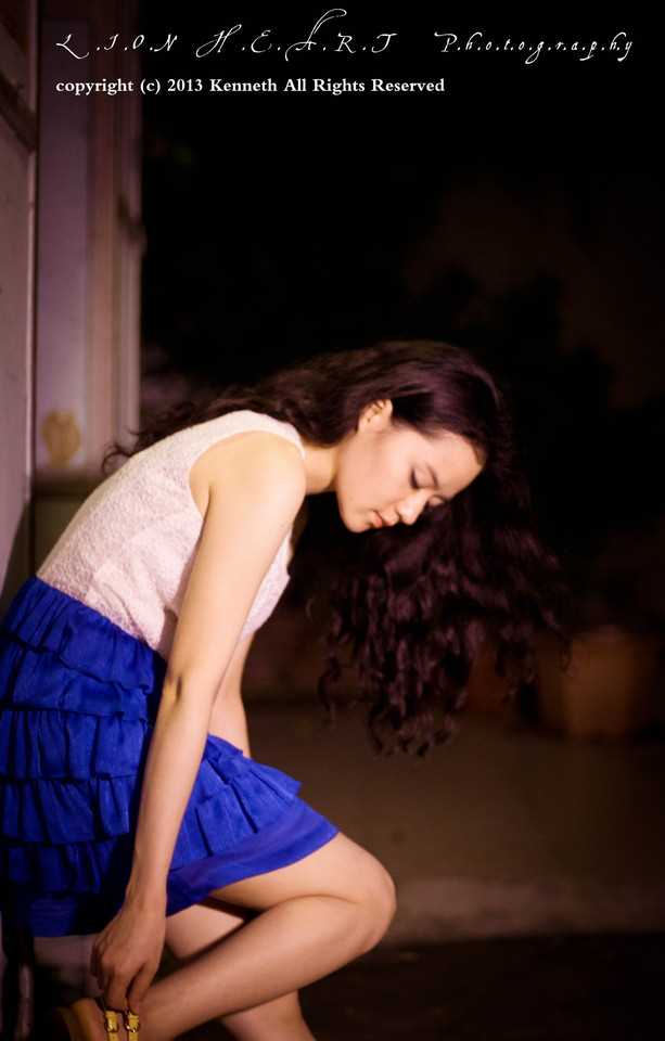 最新气质美女玩烟花笑容甜美惹人爱图集