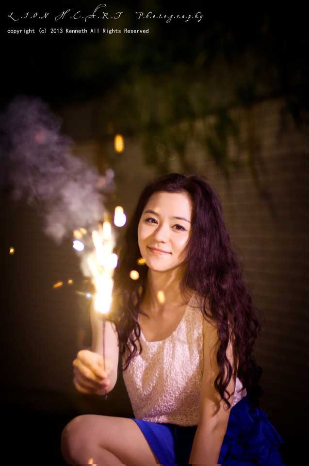 最新气质美女玩烟花笑容甜美惹人爱图集