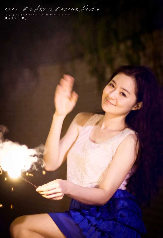 最新气质美女玩烟花笑容甜美惹人爱图集