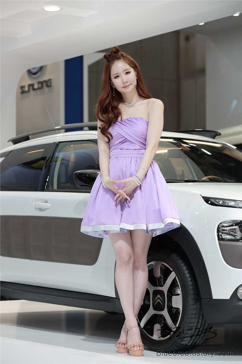 精选韩国甜美女孩Kim,Ye,Ha迷人短裙外拍图册