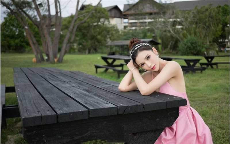 精选甜美女孩性感酥胸诱人图册