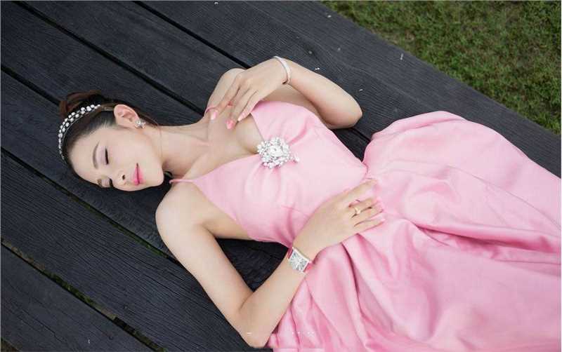 精选甜美女孩性感酥胸诱人图册