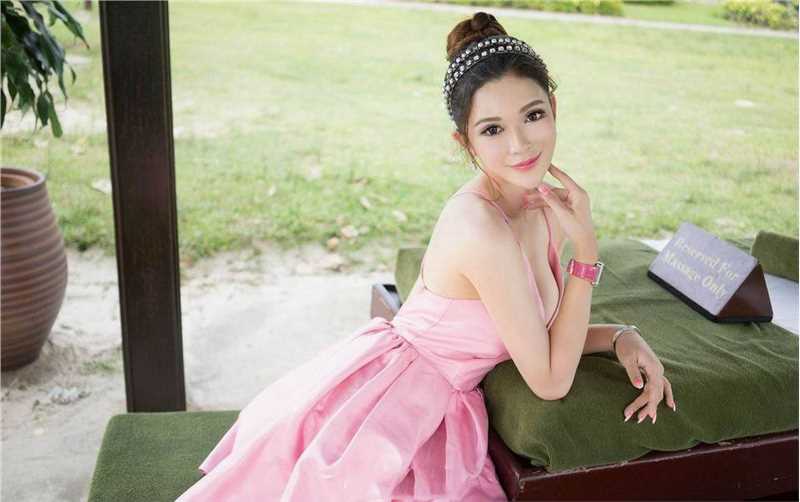 精选甜美女孩性感酥胸诱人图册