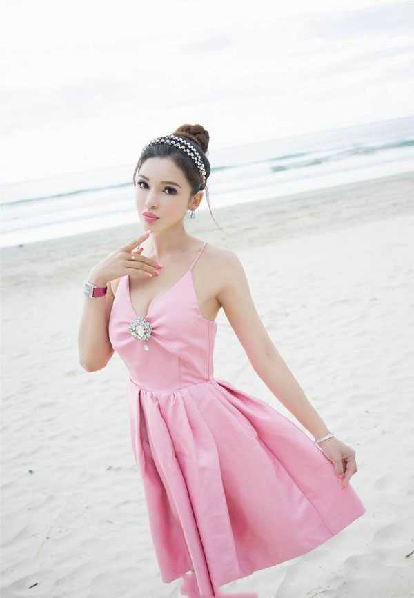 精选甜美女孩性感酥胸诱人图册