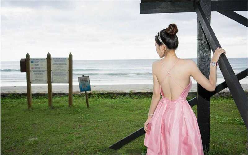 精选甜美女孩性感酥胸诱人图册