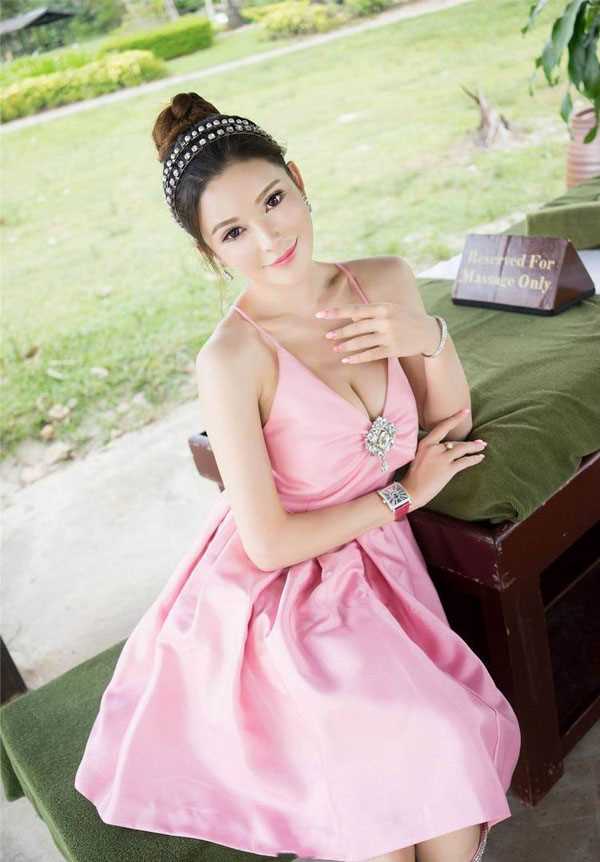 精选甜美女孩性感酥胸诱人图册