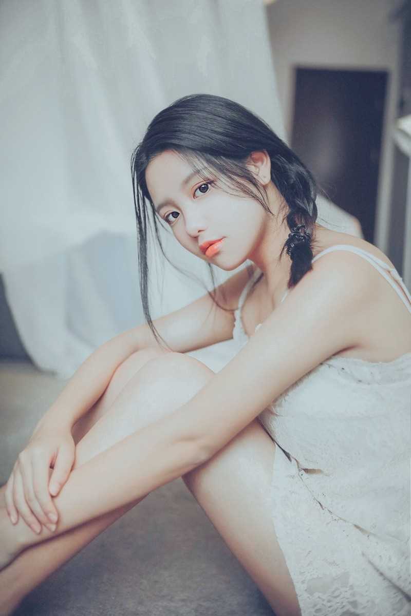 最新宅男女神睡衣尤物性感吊带长腿妖娆抚媚性感写真图集