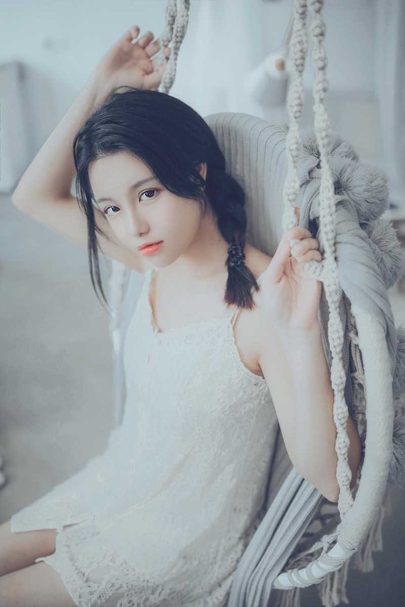 最新宅男女神睡衣尤物性感吊带长腿妖娆抚媚性感写真图集
