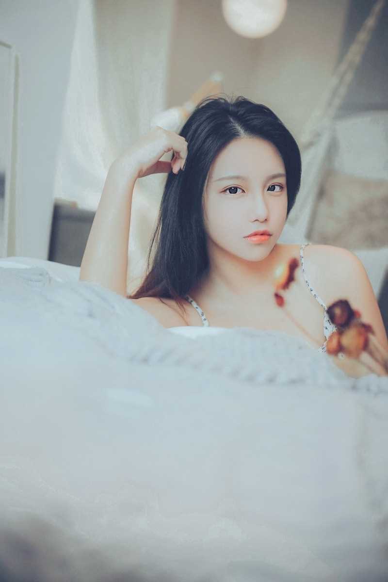 最新宅男女神睡衣尤物性感吊带长腿妖娆抚媚性感写真图集