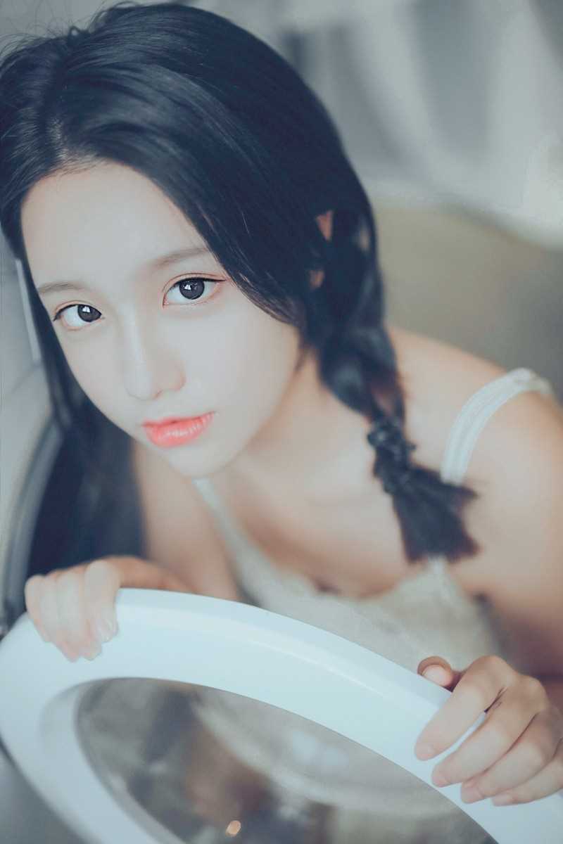 最新宅男女神睡衣尤物性感吊带长腿妖娆抚媚性感写真图集