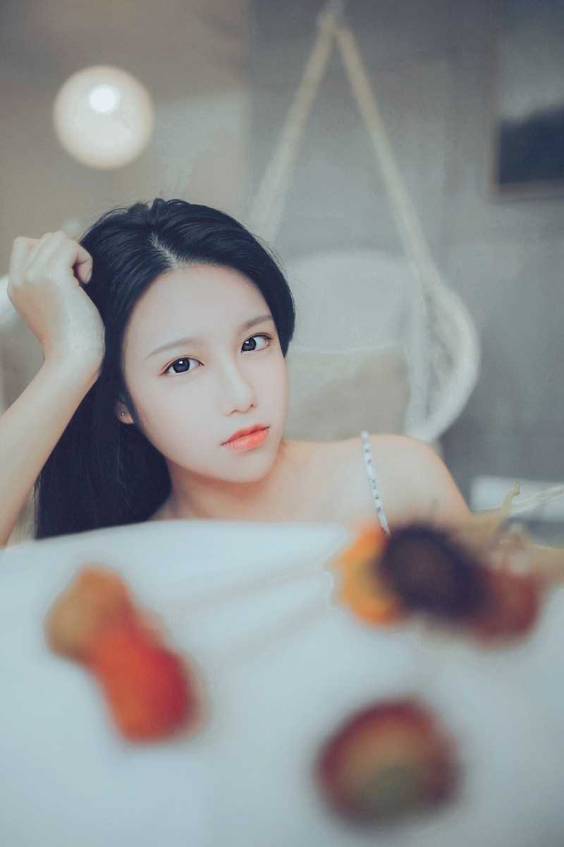 最新宅男女神睡衣尤物性感吊带长腿妖娆抚媚性感写真图集
