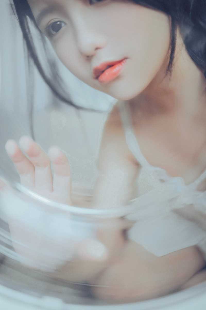 最新宅男女神睡衣尤物性感吊带长腿妖娆抚媚性感写真图集