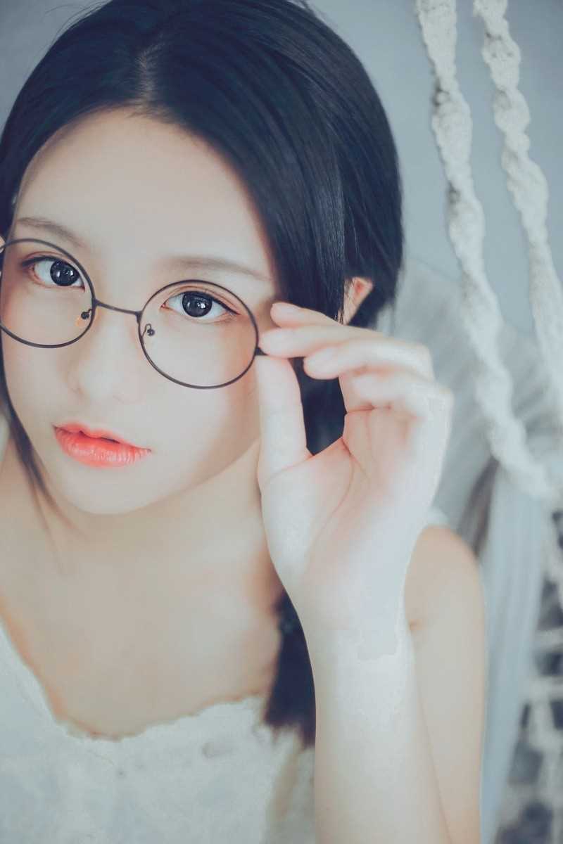 最新宅男女神睡衣尤物性感吊带长腿妖娆抚媚性感写真图集