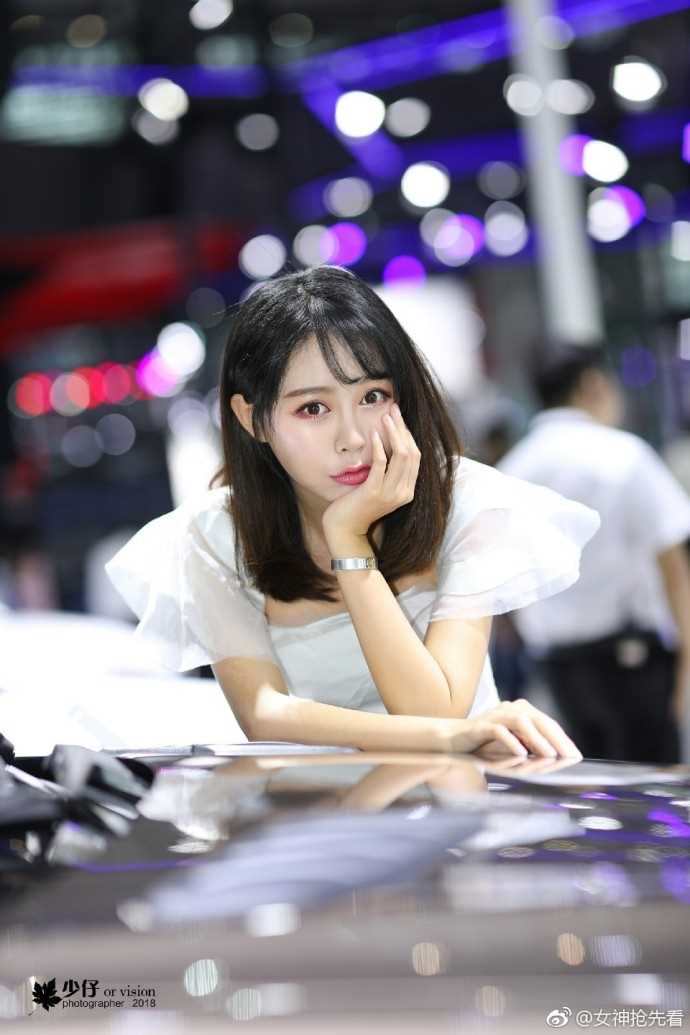 特别专辑丰韵嫩模美女姜迪展台迷人气质宅男女神写真图片