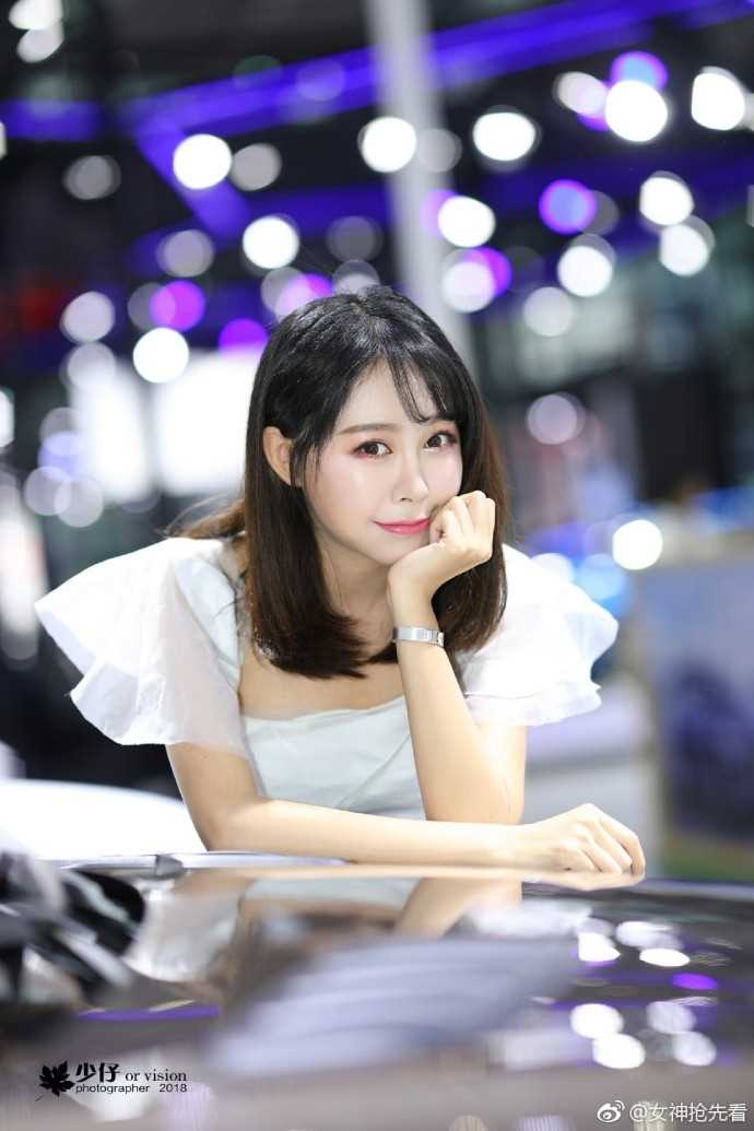 特别专辑丰韵嫩模美女姜迪展台迷人气质宅男女神写真图片