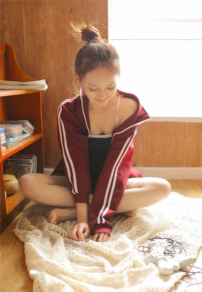 宅男女神游戏妹玉足大长腿私照