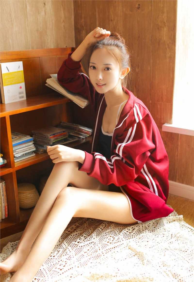 宅男女神游戏妹玉足大长腿私照