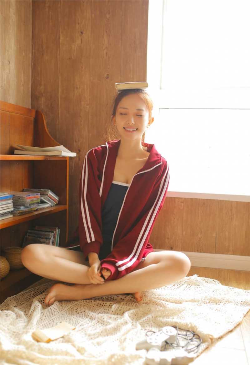 宅男女神游戏妹玉足大长腿私照
