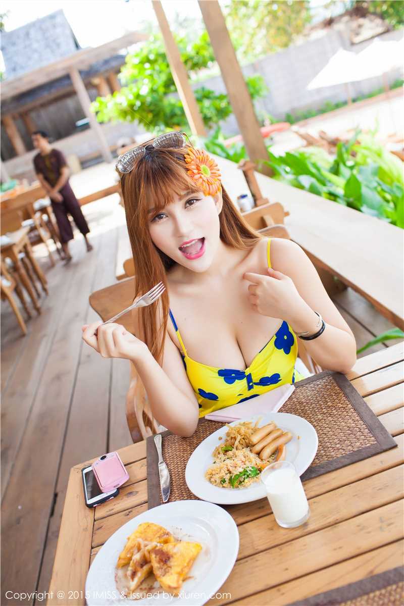 精选爱蜜社宅男女神LalaBaby啦啦旅拍小露性感图册