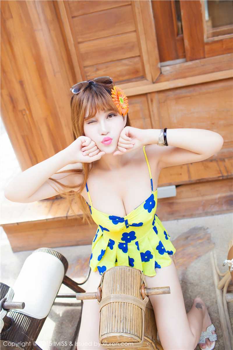 精选爱蜜社宅男女神LalaBaby啦啦旅拍小露性感图册