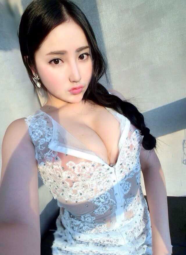最新宅男女神戴予桐性感大胸照图集