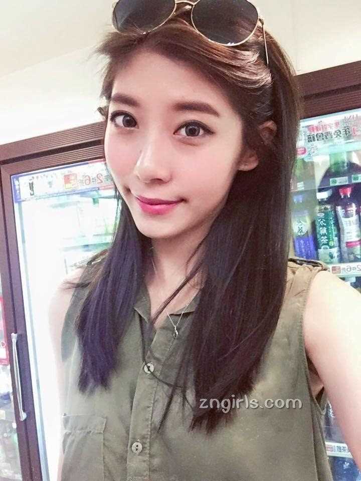 高清美女幼师晴晴旗袍私房照酥胸诱人图册