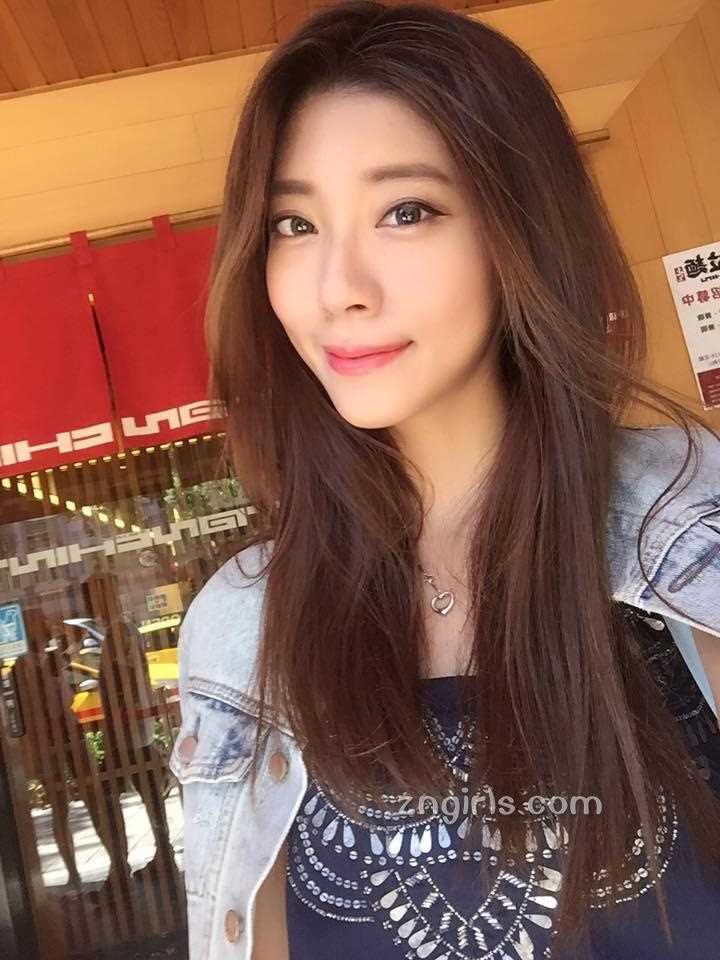 高清美女幼师晴晴旗袍私房照酥胸诱人图册