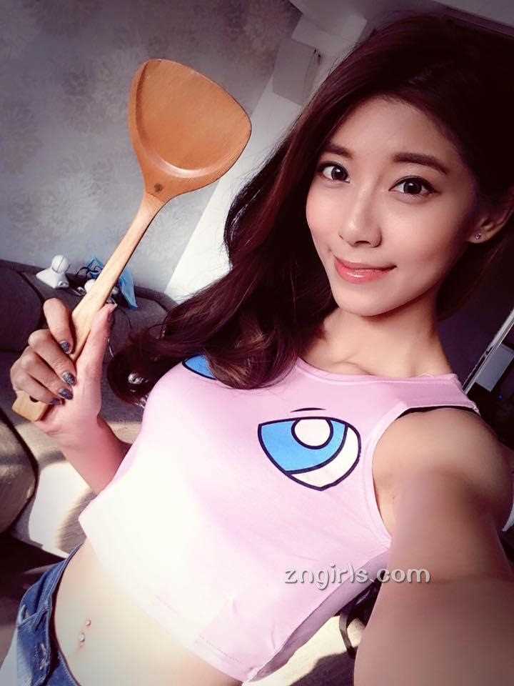 高清美女幼师晴晴旗袍私房照酥胸诱人图册