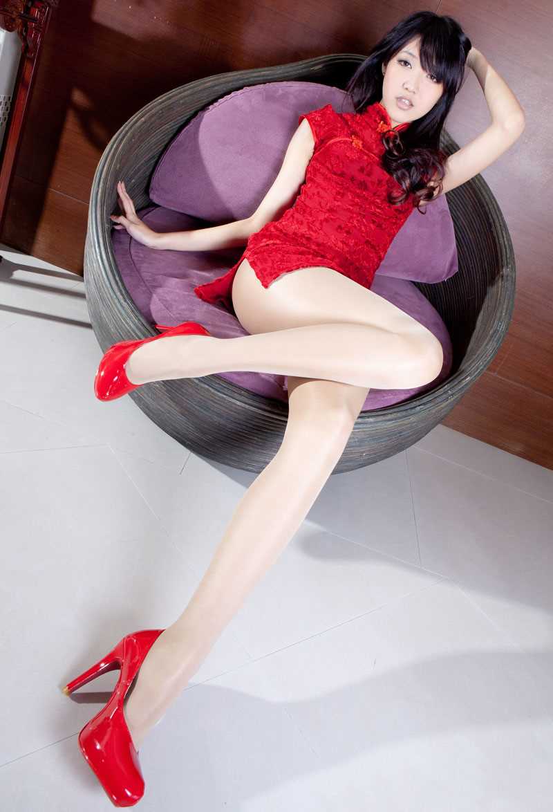特别专辑Jill红色旗袍大秀迷人大长腿图片