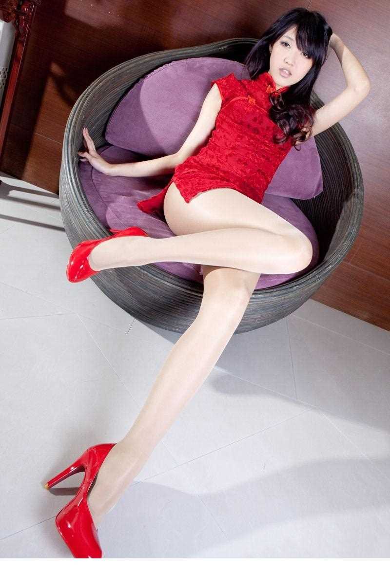 旗袍美女私房秀迷人长腿