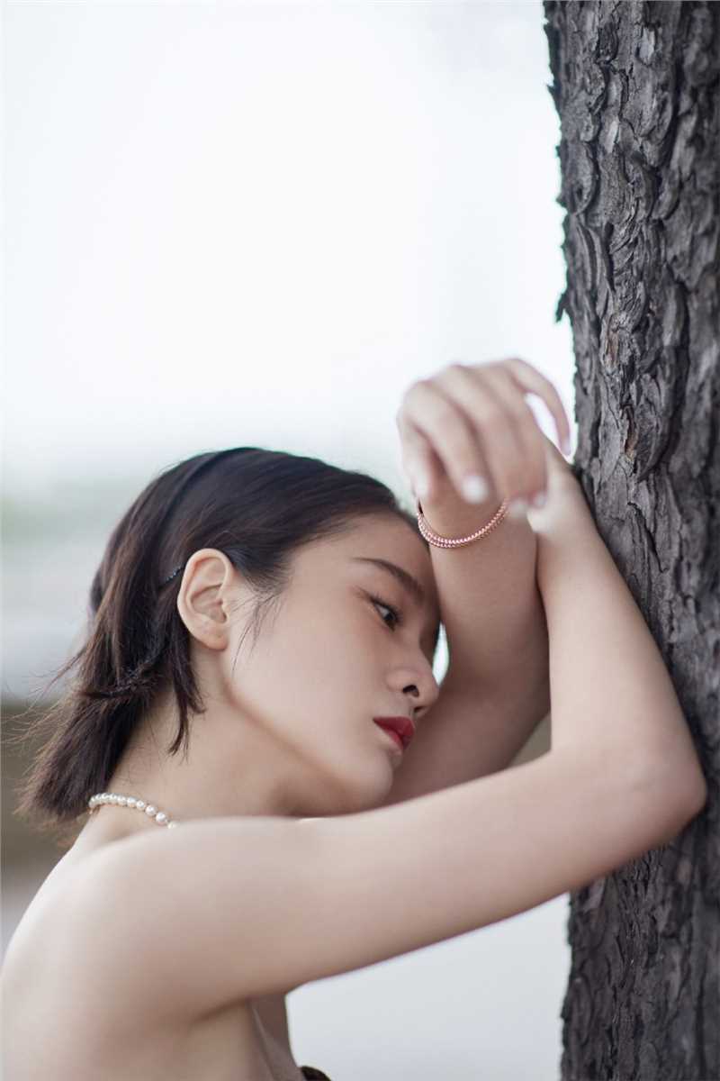 浪漫迷人少女张雪迎露肩长裙精致时尚图片